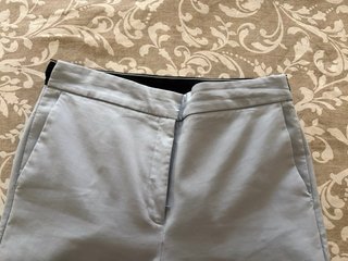 Pantalones grises con banda negra