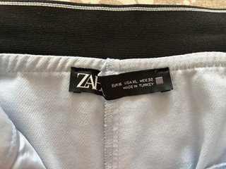 Pantalones grises con banda negra