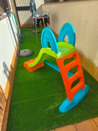 Tobogán infantil verde y naranja