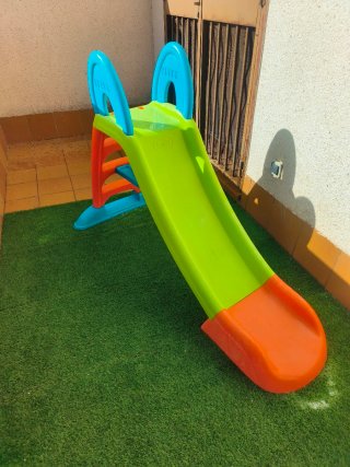 Tobogán infantil verde y naranja