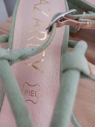 Sandalias de piel Azarey verdes con tiras azules