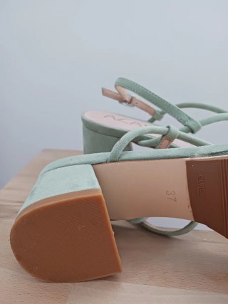 Sandalias de piel Azarey verdes con tiras azules