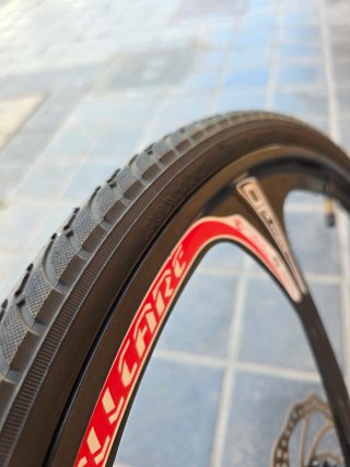 Bicicleta Gravel Helliot Negra y Amarilla