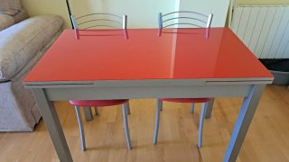 Mesa de cocina extensible roja con 2 sillas