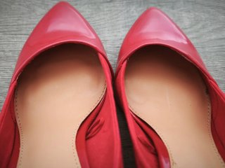 Preciosos zapatos de tacón rojos de ante y charol
