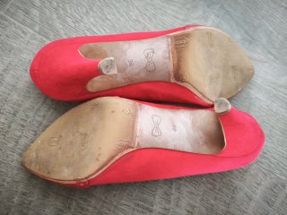 Preciosos zapatos de tacón rojos de ante y charol
