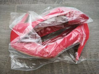 Preciosos zapatos de tacón rojos de ante y charol