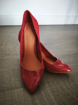 Preciosos zapatos de tacón rojos de ante y charol