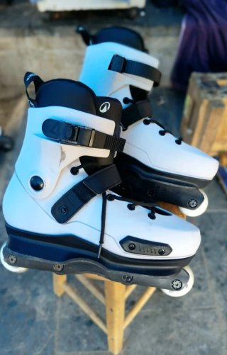 Patines Agresivos Blancos y Negros