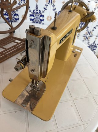Máquina de coser Wertheim amarilla