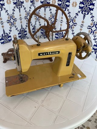 Máquina de coser Wertheim amarilla