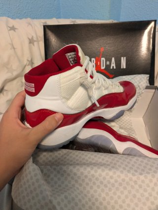 Jordan 11 Rojo y Blanco