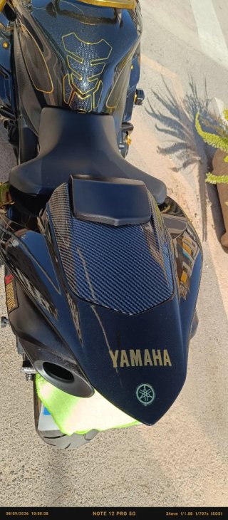 Yamaha R1 Negra y Dorada