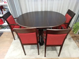 Mesa extensible y 4 sillas salón