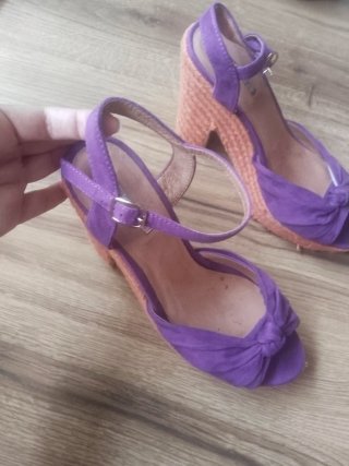 Sandalia de tacón ancho con plataforma