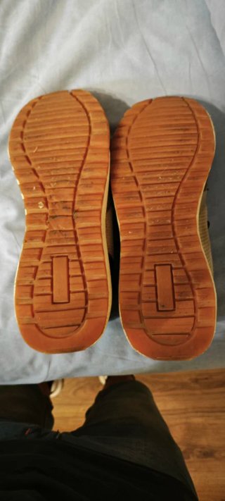 Zapatillas deportivas beige y negras