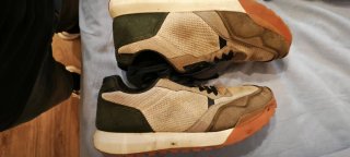 Zapatillas deportivas beige y negras