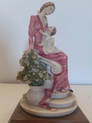 Statua Capodimonte Armani Madre Bambino