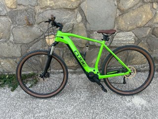 Bicicleta Eléctrica Cube Verde