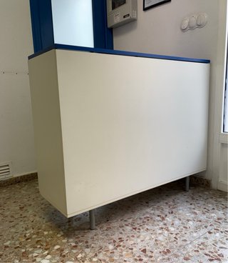Mostrador de recepción blanco y azul