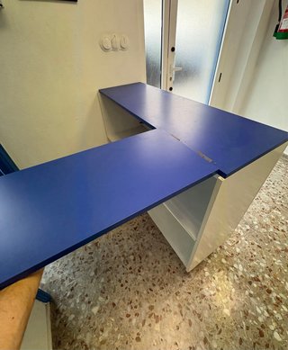 Mostrador de recepción blanco y azul