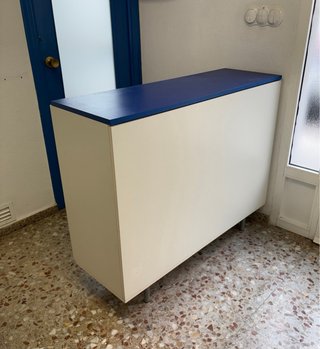 Mostrador de recepción blanco y azul
