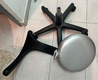 Taburete dental plata y negro