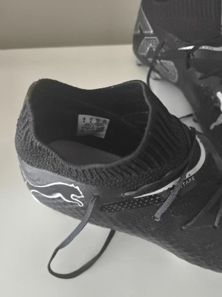 Botas de fútbol Puma future pro ag, negras.