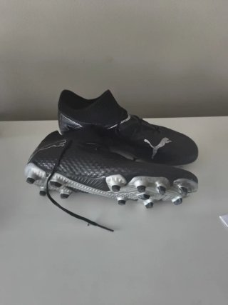 Botas de fútbol Puma future pro ag, negras.