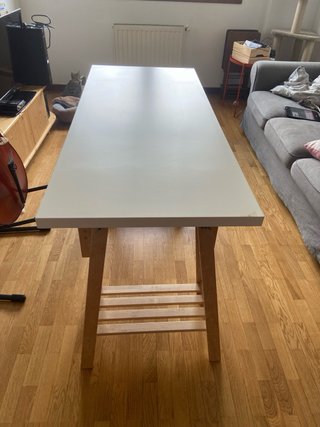 Mesa Ikea con caballetes Mittback