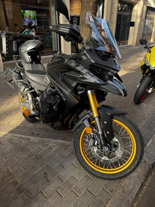 VOGUE 525 DSX Adventure 2024 Negra/Dorada