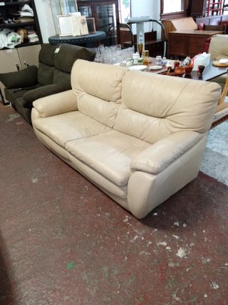 Sofá de cuero beige seminuevo