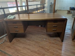 Escritorio de madera con cajones