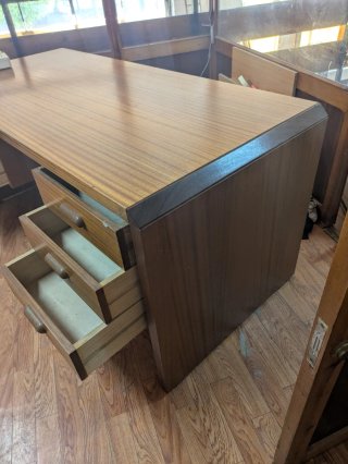 Escritorio de madera con cajones