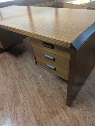 Escritorio de madera con cajones