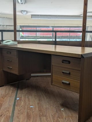 Escritorio de madera con cajones