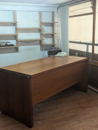 Escritorio de madera con cajones