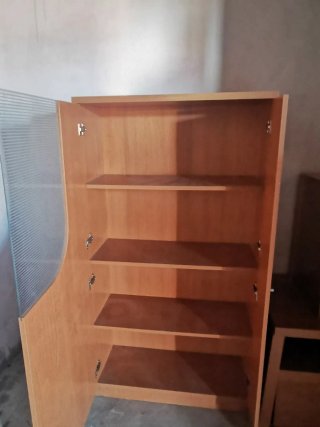 Mueble con puertas de cristal Es un conjunto en