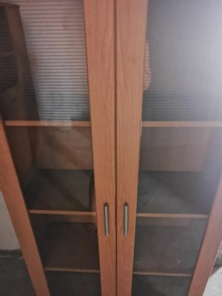 Mueble con puertas de cristal Es un conjunto en