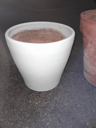 Macetero de cerámica blanco y terracota