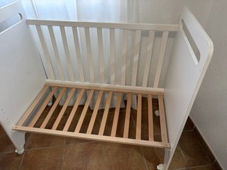 Cuna blanca + colchón + sábanas