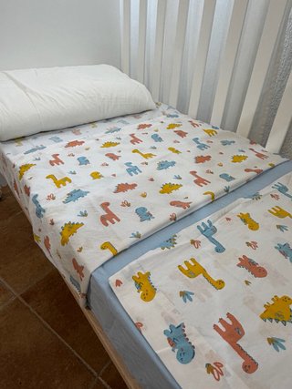 Cuna blanca + colchón + sábanas