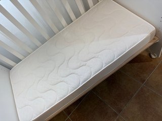 Cuna blanca + colchón + sábanas