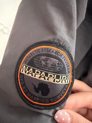 Anorak Napapijri gris con defecto