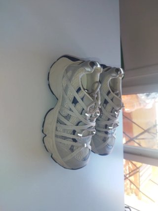 Zapatillas grises y azules, sin marca