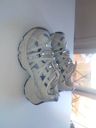 Zapatillas grises y azules, sin marca