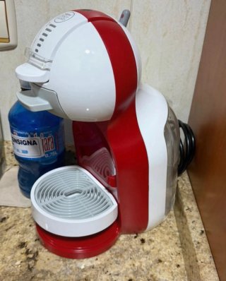 Cafetera Dolce Gusto Roja y Blanca