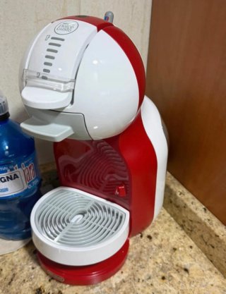 Cafetera Dolce Gusto Roja y Blanca