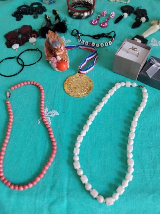 Lote bisutería variada 36 piezas