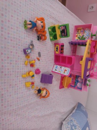Casita pinipon con 3 muñecos y accesorios